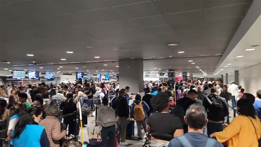 Insólito fallo de seguridad: Hombre cae desde ductos de ventilación en el Aeropuerto El Dorado