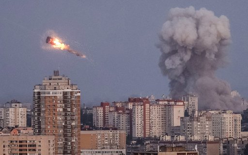 Rusia Lanza el Mayor Ataque Aéreo sobre Ucrania e Impacta Sede del Gobierno por Primera Vez
