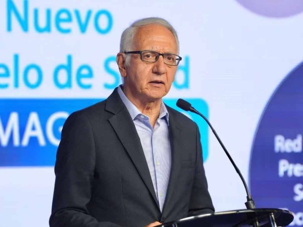 Gobierno implementa reforma a la salud por decreto tras revés en el Senado
