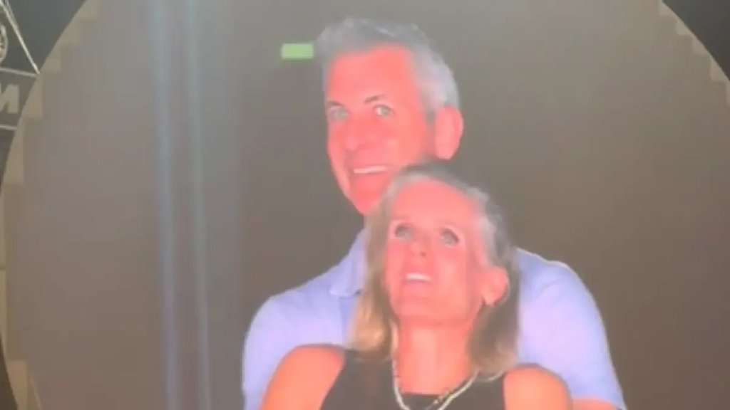 CEO de Astronomer renuncia tras escándalo por ‘kiss cam’ en concierto de Coldplay